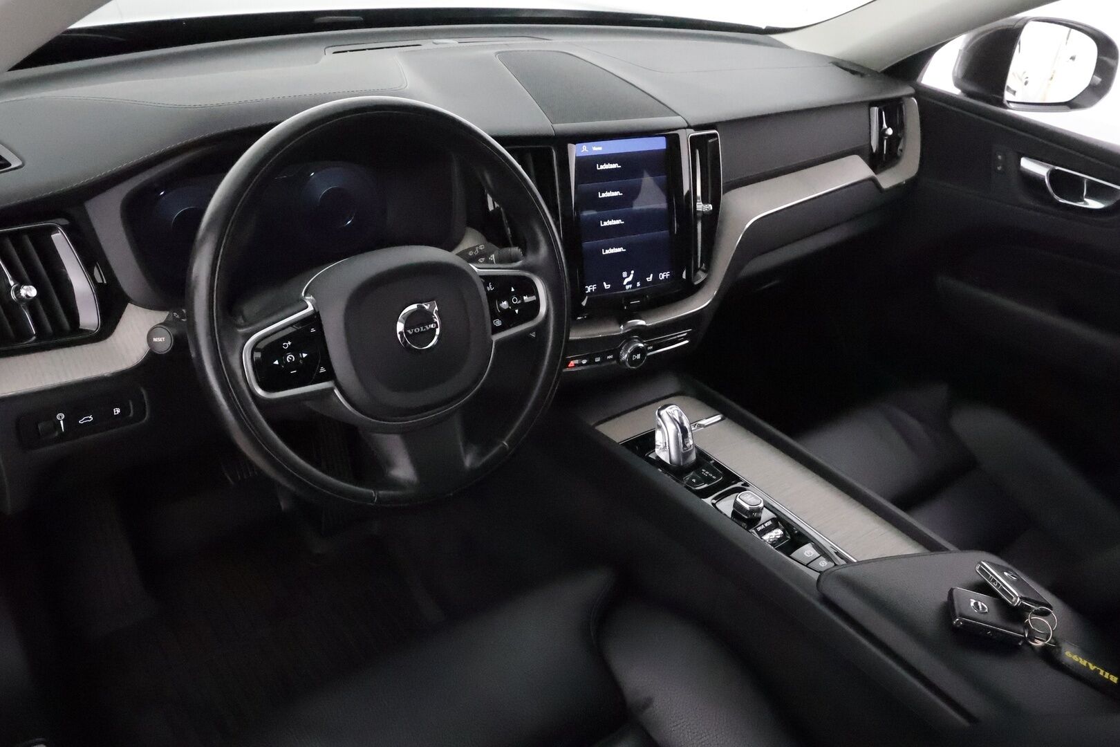 Volvo XC60 2019 T8 AWD Inscription aut *ACC / Panorama / Full LED / Ilma-alusta / Muistipenkki / Webasto / P.kamera / Koukku / Navi / Nahat* - Suomi-auto / Kahdet renkaat aluvanteilla