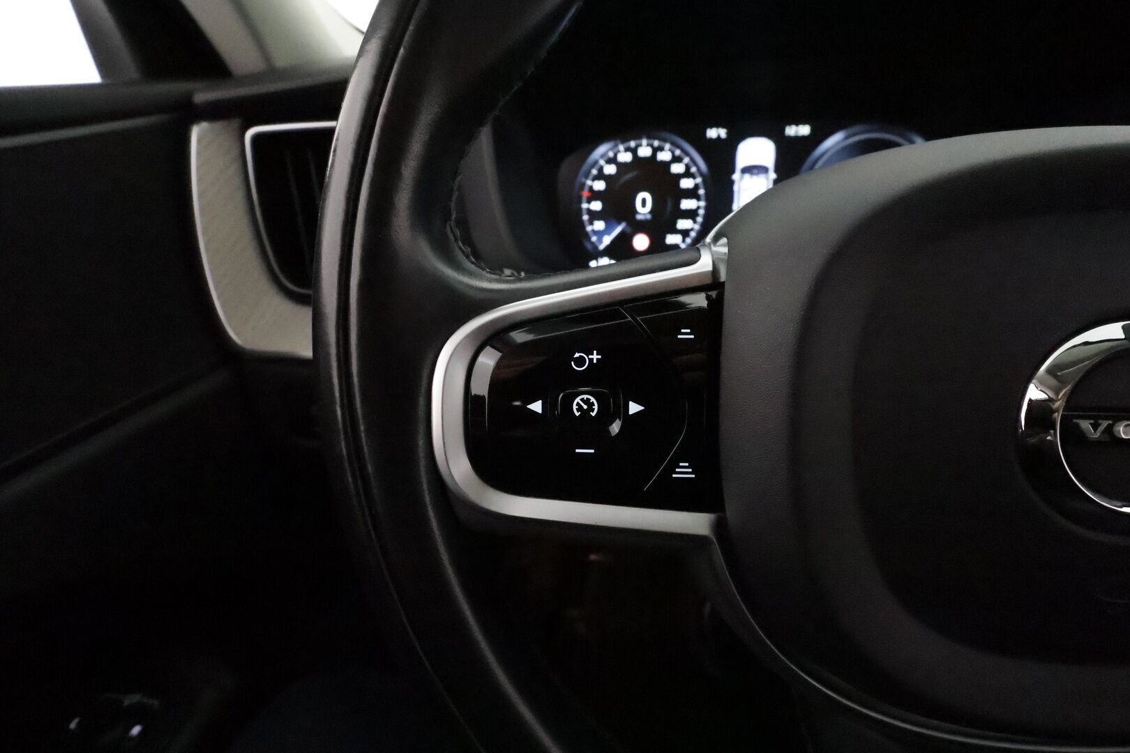 Volvo XC60 2019 T8 AWD Inscription aut *ACC / Panorama / Full LED / Ilma-alusta / Muistipenkki / Webasto / P.kamera / Koukku / Navi / Nahat* - Suomi-auto / Kahdet renkaat aluvanteilla