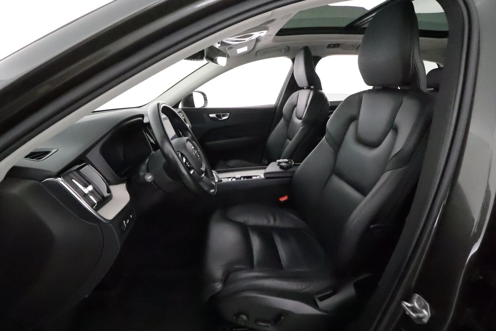 Volvo XC60 2019 T8 AWD Inscription aut *ACC / Panorama / Full LED / Ilma-alusta / Muistipenkki / Webasto / P.kamera / Koukku / Navi / Nahat* - Suomi-auto / Kahdet renkaat aluvanteilla