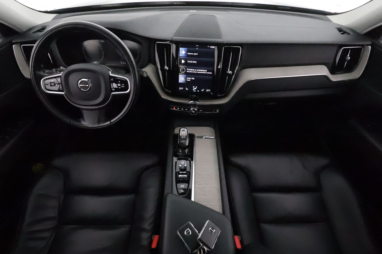 Volvo XC60 2019 T8 AWD Inscription aut *ACC / Panorama / Full LED / Ilma-alusta / Muistipenkki / Webasto / P.kamera / Koukku / Navi / Nahat* - Suomi-auto / Kahdet renkaat aluvanteilla