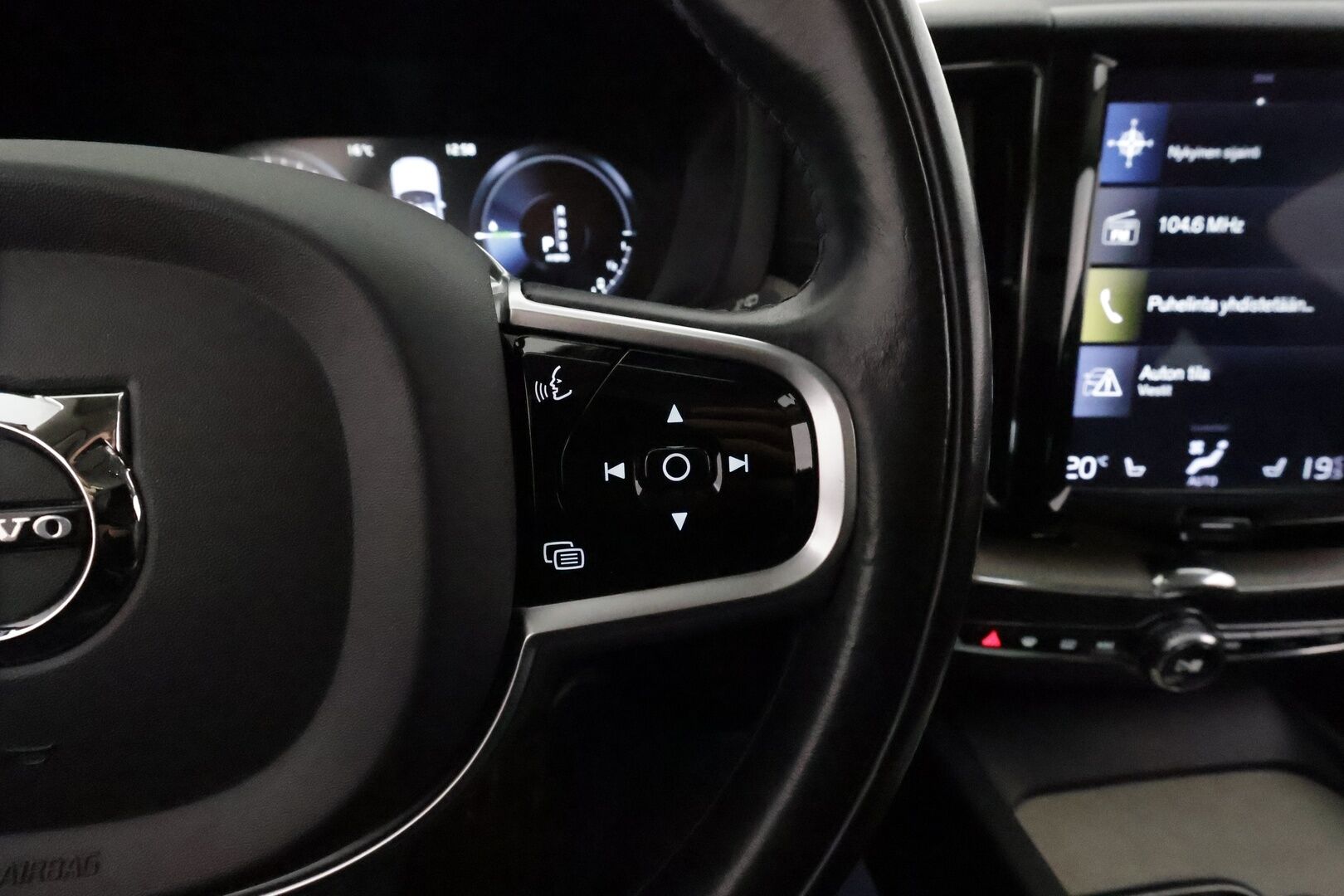 Volvo XC60 2019 T8 AWD Inscription aut *ACC / Panorama / Full LED / Ilma-alusta / Muistipenkki / Webasto / P.kamera / Koukku / Navi / Nahat* - Suomi-auto / Kahdet renkaat aluvanteilla