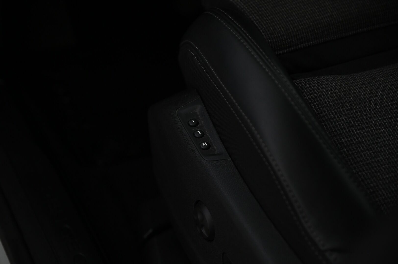Peugeot 3008 2019 Allure BlueHDi 130 EAT8-automaatti* Suomi-auto / ACC / Sähkö muistipenkit / Adapt. LED / Webasto / P. tutkat * - Upealla helmiäis Metallivärillä / Jakohihna vaihdettu 11/24 / Bliss / Digimittaristo / Keyless GO / Carplay / Sähköinen luukku jalan heilautuksella 