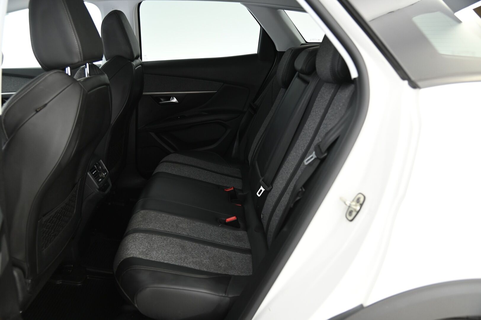 Peugeot 3008 2019 Allure BlueHDi 130 EAT8-automaatti* Suomi-auto / ACC / Sähkö muistipenkit / Adapt. LED / Webasto / P. tutkat * - Upealla helmiäis Metallivärillä / Jakohihna vaihdettu 11/24 / Bliss / Digimittaristo / Keyless GO / Carplay / Sähköinen luukku jalan heilautuksella 