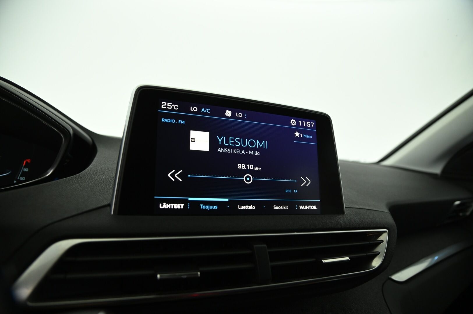 Peugeot 3008 2019 Allure BlueHDi 130 EAT8-automaatti* Suomi-auto / ACC / Sähkö muistipenkit / Adapt. LED / Webasto / P. tutkat * - Upealla helmiäis Metallivärillä / Jakohihna vaihdettu 11/24 / Bliss / Digimittaristo / Keyless GO / Carplay / Sähköinen luukku jalan heilautuksella 