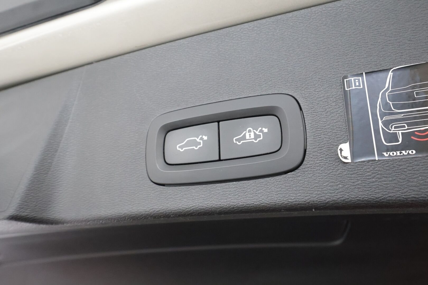 Volvo XC40 2019 T4 AWD Business Inscription aut * Webasto / Koukku / ACC / Full-LED / P.Kamera / Sportpenkki Muistilla / Navi * - Suomi-auto / Kahdet renkaat aluvanteilla / Merkkihuollot