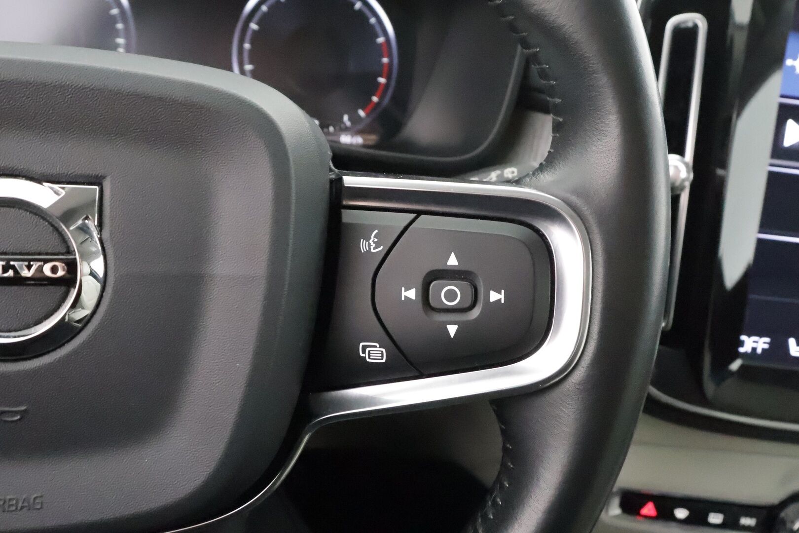 Volvo XC40 2019 T4 AWD Business Inscription aut * Webasto / Koukku / ACC / Full-LED / P.Kamera / Sportpenkki Muistilla / Navi * - Suomi-auto / Kahdet renkaat aluvanteilla / Merkkihuollot