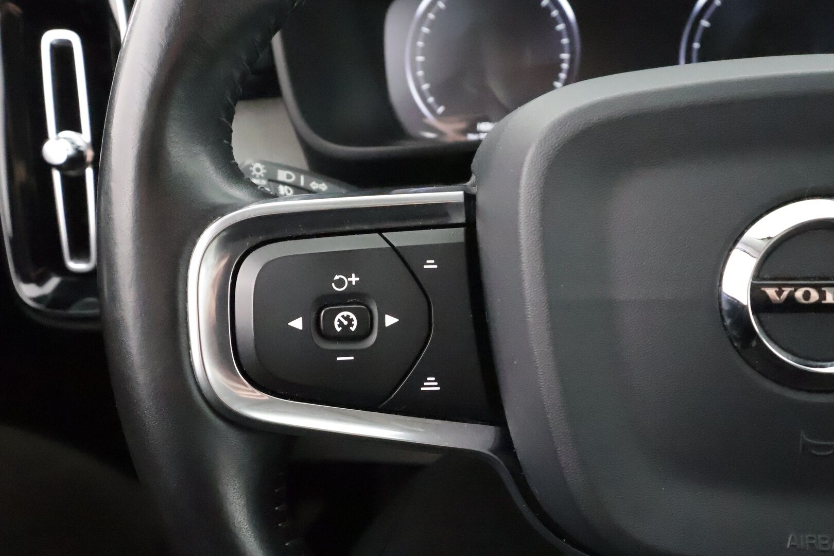 Volvo XC40 2019 T4 AWD Business Inscription aut * Webasto / Koukku / ACC / Full-LED / P.Kamera / Sportpenkki Muistilla / Navi * - Suomi-auto / Kahdet renkaat aluvanteilla / Merkkihuollot