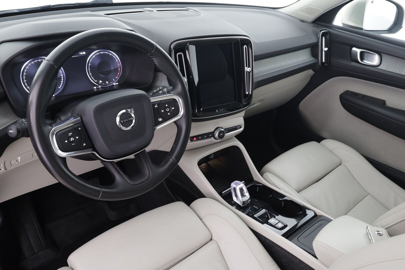 Volvo XC40 2019 T4 AWD Business Inscription aut * Webasto / Koukku / ACC / Full-LED / P.Kamera / Sportpenkki Muistilla / Navi * - Suomi-auto / Kahdet renkaat aluvanteilla / Merkkihuollot