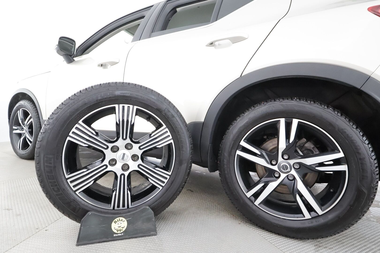 Volvo XC40 2019 T4 AWD Business Inscription aut * Webasto / Koukku / ACC / Full-LED / P.Kamera / Sportpenkki Muistilla / Navi * - Suomi-auto / Kahdet renkaat aluvanteilla / Merkkihuollot