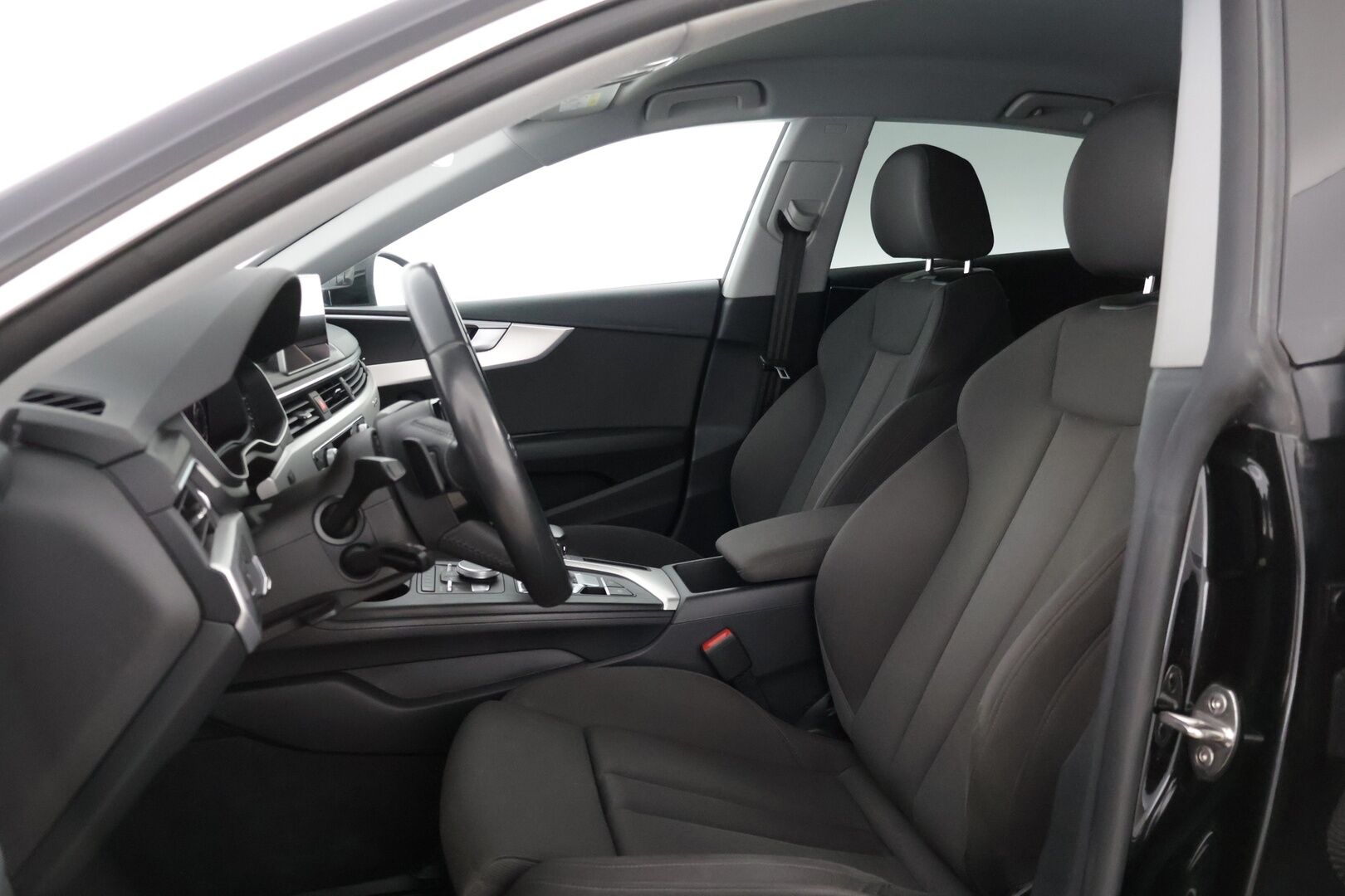Audi A5 2019 Sportback Business Sport Comfort Edition 45 TFSI 180 kW MHEV quattro S tronic ** Webasto / Digimittaristo / Koukku ** - 3,99% KORKOTARJOUS TÄHÄN AUTOON 21.9. ASTI - ** Suomi-auto / Sporttipenkit / Navi / 2x renkaat ja vanteet **