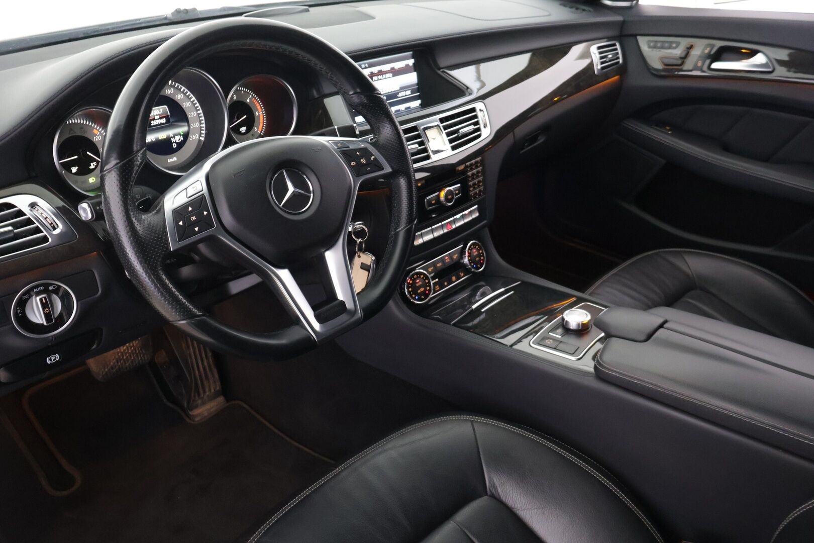 Mercedes-Benz CLS 2013 350CDI AMG-Styling Shooting Brake *Harman&Kardon / BI-XenonLohkolämmitin / Sähköluukku / Navi / P.kamera** - Huippuvarusteilla oleva CLS 350CDI luotettavalla 3.0l diesel moottorilla