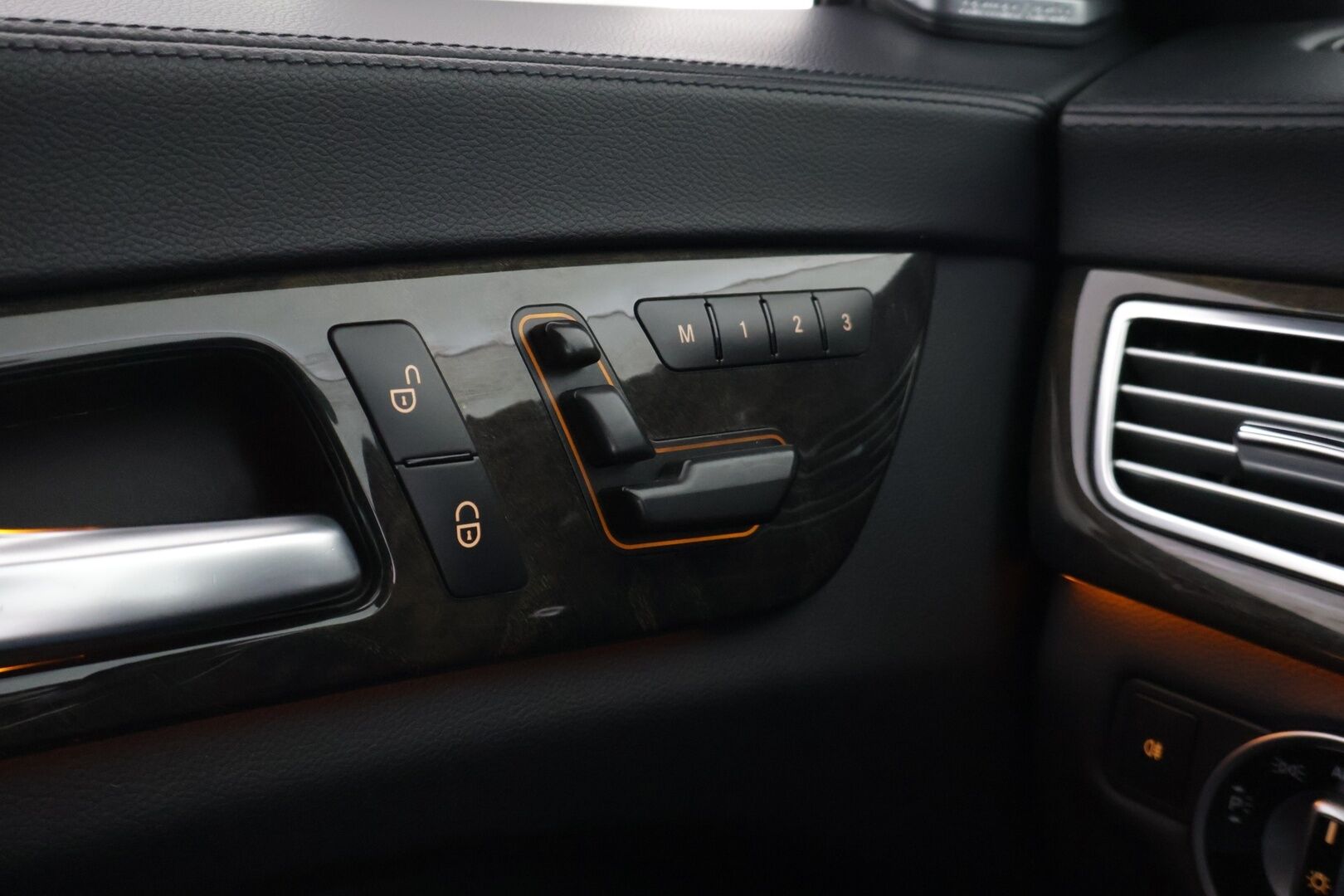 Mercedes-Benz CLS 2013 350CDI AMG-Styling Shooting Brake *Harman&Kardon / BI-XenonLohkolämmitin / Sähköluukku / Navi / P.kamera** - Huippuvarusteilla oleva CLS 350CDI luotettavalla 3.0l diesel moottorilla