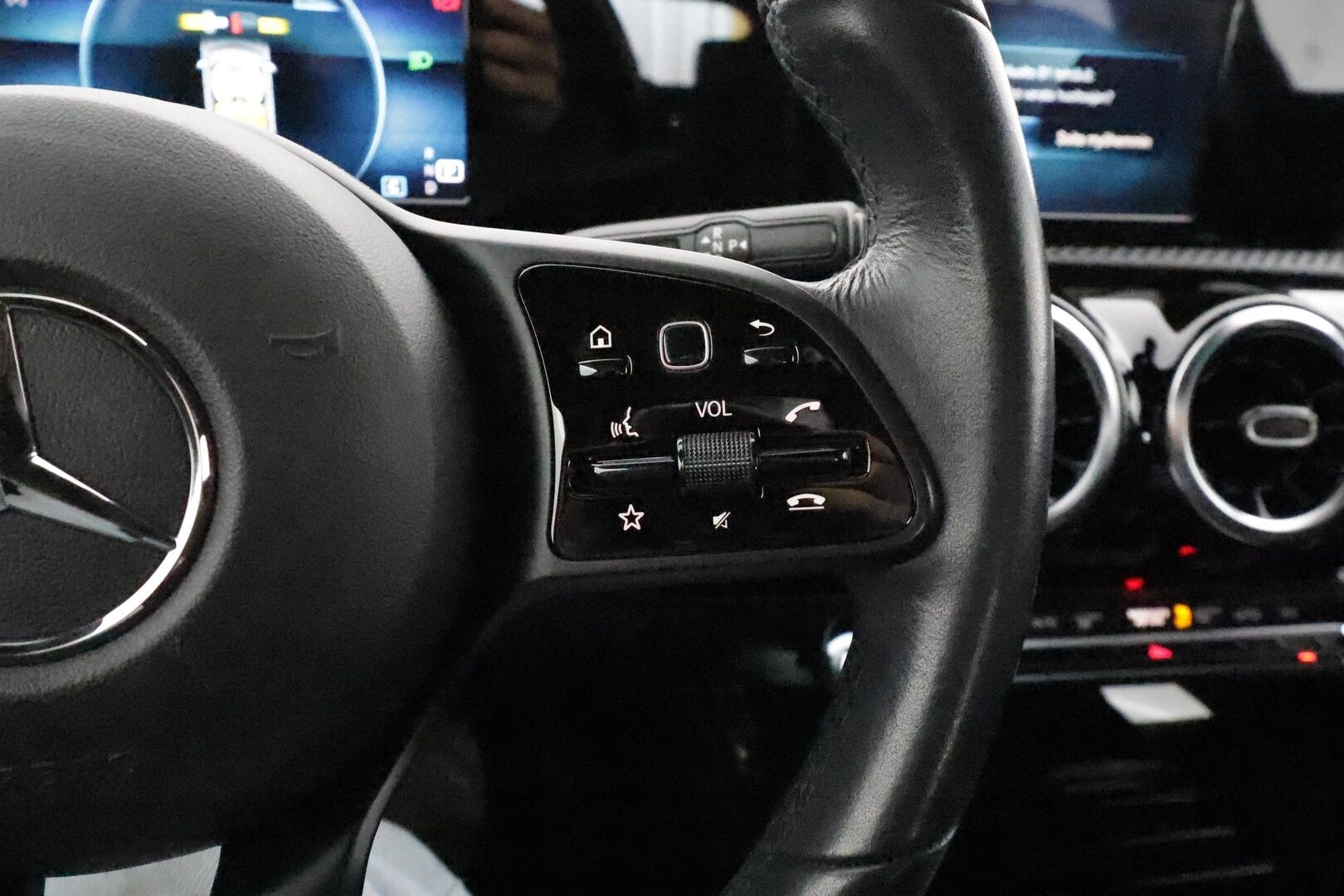 Mercedes-Benz A 2019 180 A Business Style **1-om. Suomi-auto / P.kamera / Vakkari / Puolinahat / LED / Kahdet renkaat** - Juuri huollettu!