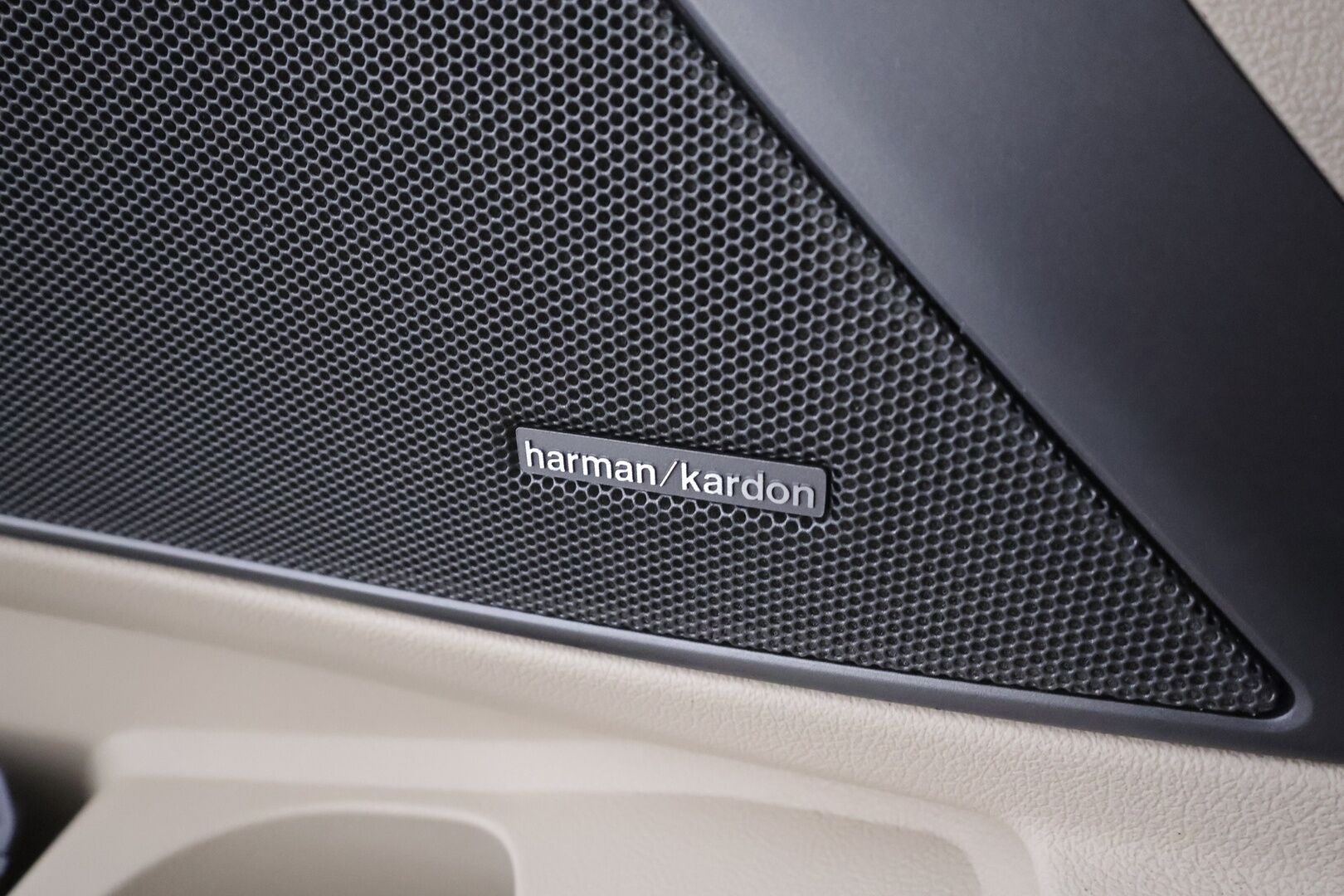 BMW 330 2019 G20 Sedan 330i A Launch Edition - Webasto | Koukku | ACC | Harman&Kardon | Laser | HUD | 360-Kamera  | Sporttipenkit | Nahkasisusta | SUPERVARUSTEET!
