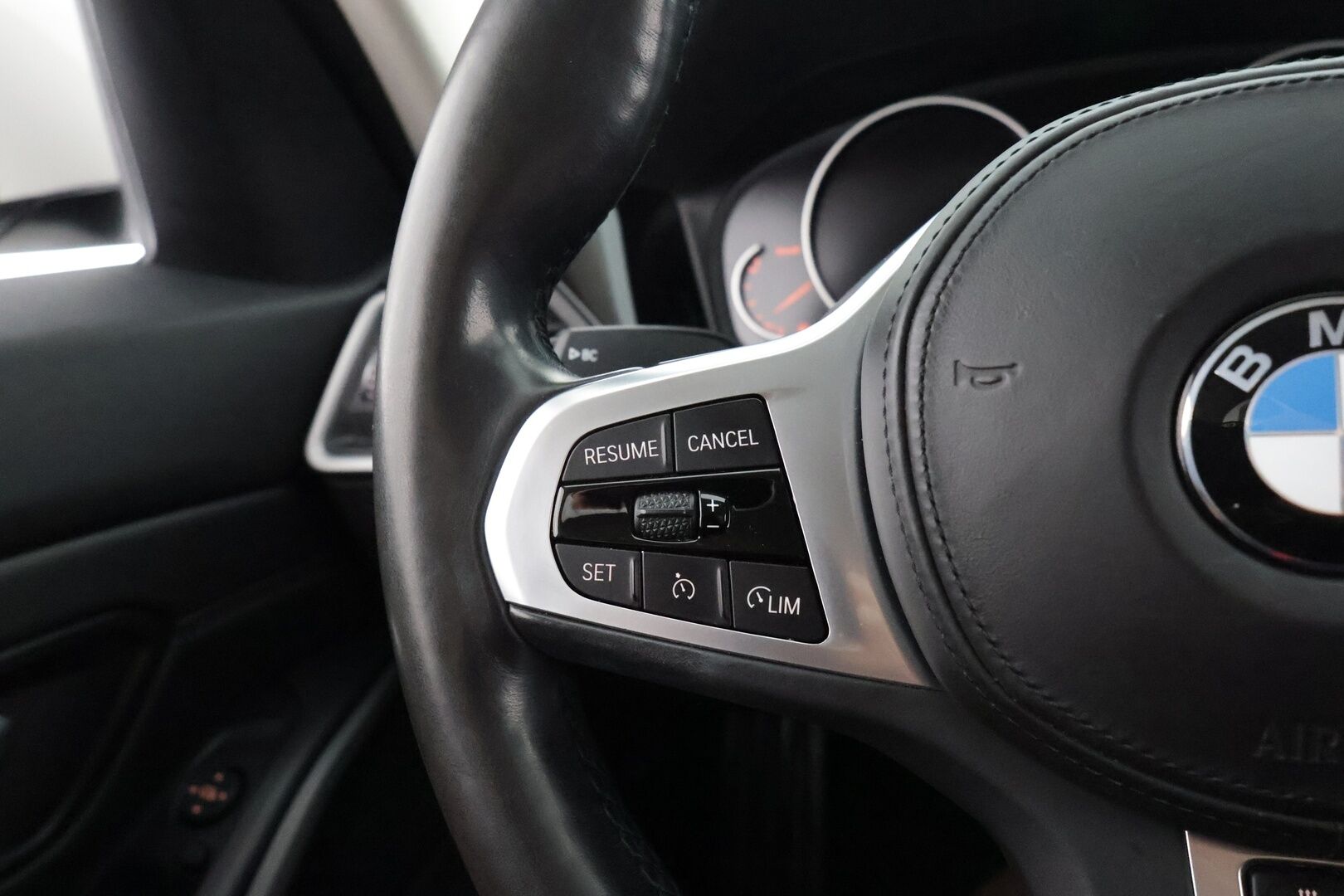 BMW 318 2019 G20 Sedan 318d A Business - *Juuri Katsastettu! / Vakkari / Kaistavahti / Tutkat / Bluetooth / Puolinahka Sporttipenkit / LED-valot / 2x renkaat / 