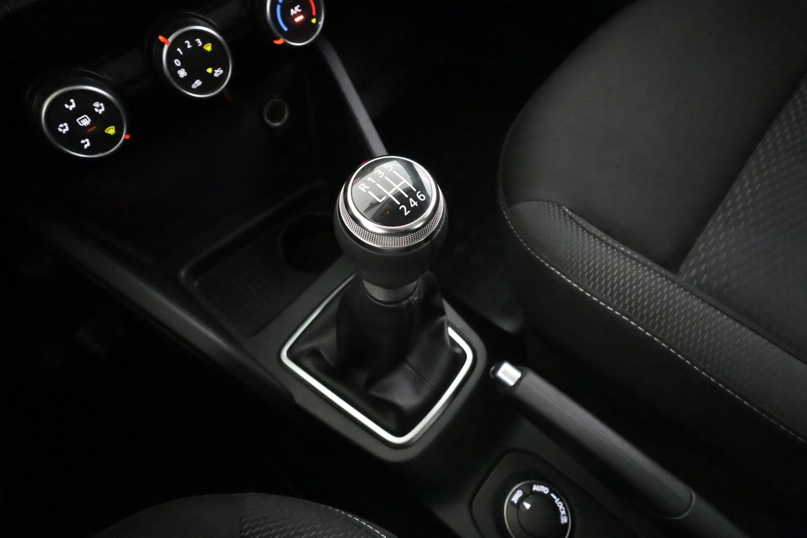 Dacia Duster 2019 SCe 115 4x4 Comfort BT * Suomi-auto / Vakkari / Lohko / Koukku / Bluetooth / 2x Renkaat * - HULLUT AVAJAISHULINAT KORKOTARJOUS 3,29 %