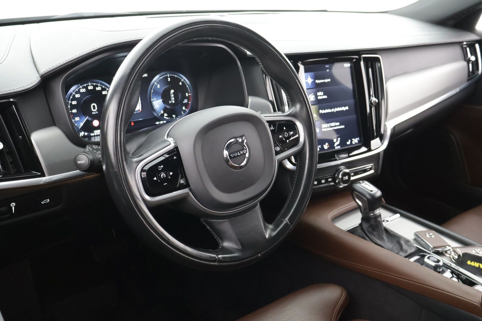 Volvo V90 2019 D4 AWD Business Inscription aut - Vetokoukku / Sähköpenkki Muistilla / Lämmitettävä Tuulilasi / P-Kamera / Jakopää 07/25!