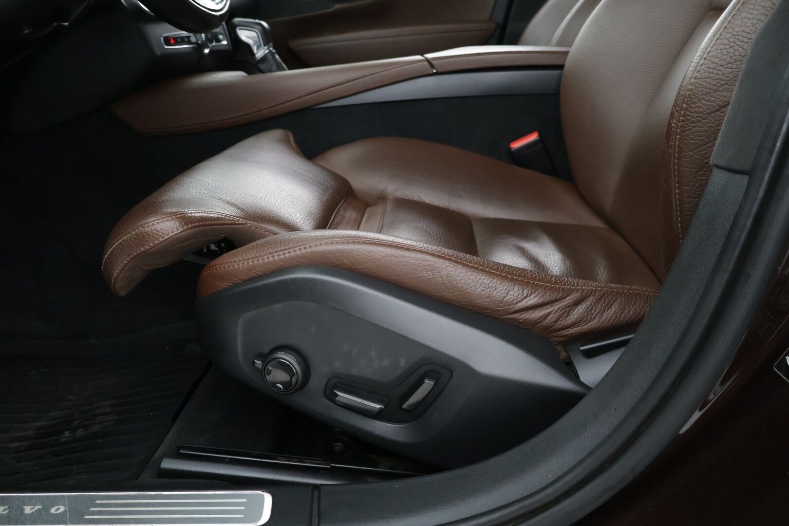 Volvo V90 2019 D4 AWD Business Inscription aut - Vetokoukku / Sähköpenkki Muistilla / Lämmitettävä Tuulilasi / P-Kamera / Jakopää 07/25!