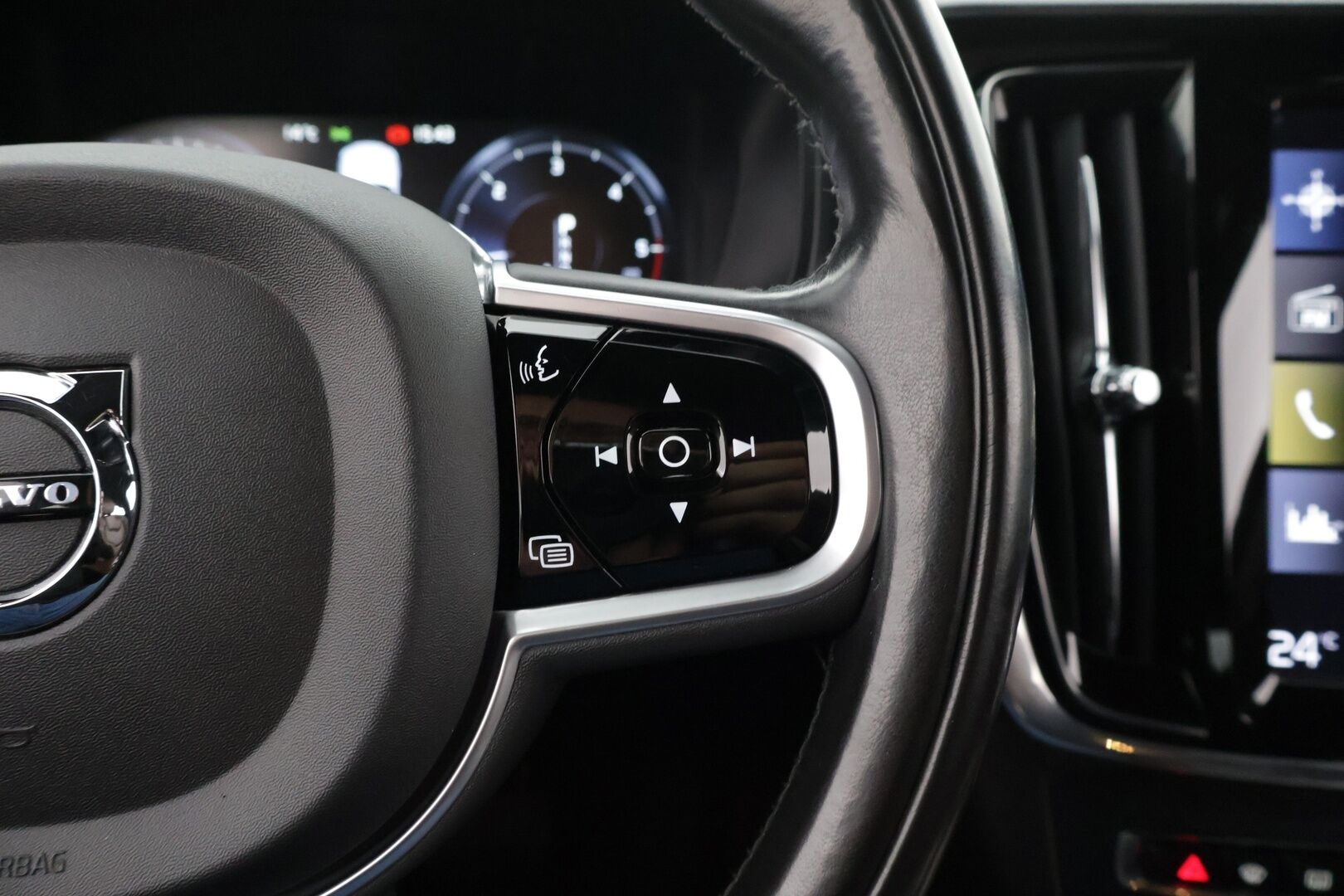 Volvo V90 2019 D4 AWD Business Inscription aut - Vetokoukku / Sähköpenkki Muistilla / Lämmitettävä Tuulilasi / P-Kamera / Jakopää 07/25!