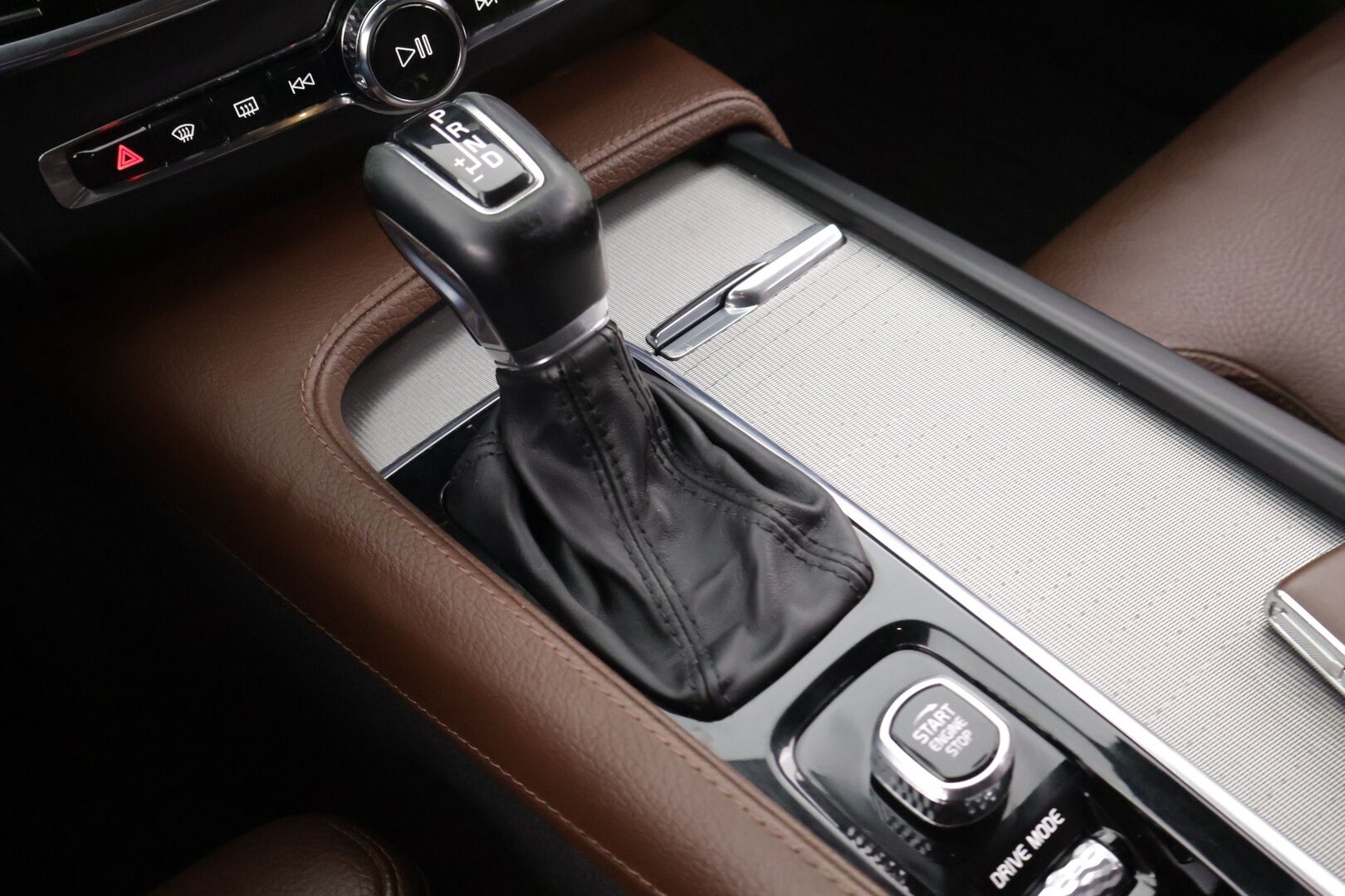 Volvo V90 2019 D4 AWD Business Inscription aut - Vetokoukku / Sähköpenkki Muistilla / Lämmitettävä Tuulilasi / P-Kamera / Jakopää 07/25!