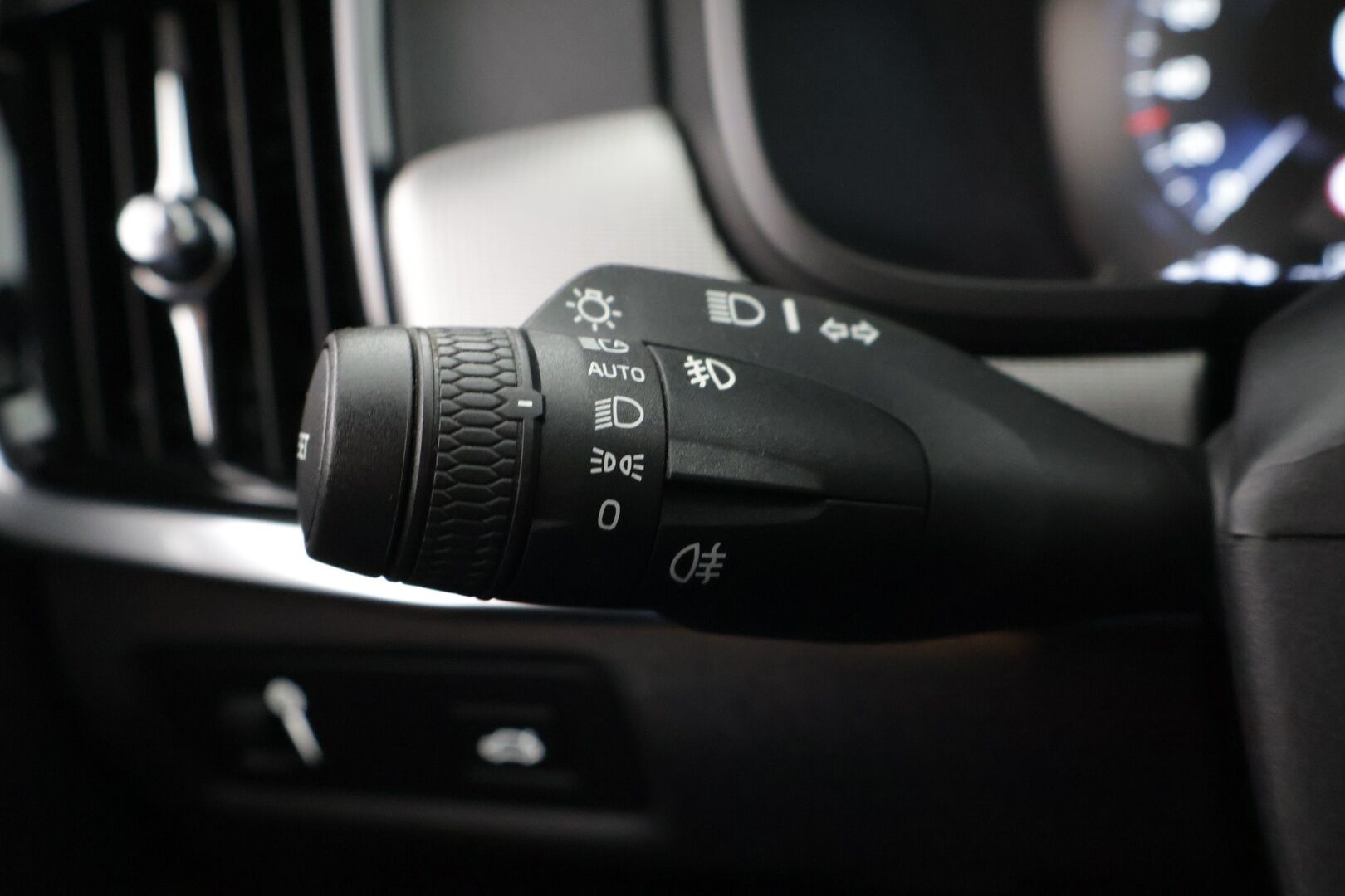 Volvo V90 2019 D4 AWD Business Inscription aut - Vetokoukku / Sähköpenkki Muistilla / Lämmitettävä Tuulilasi / P-Kamera / Jakopää 07/25!