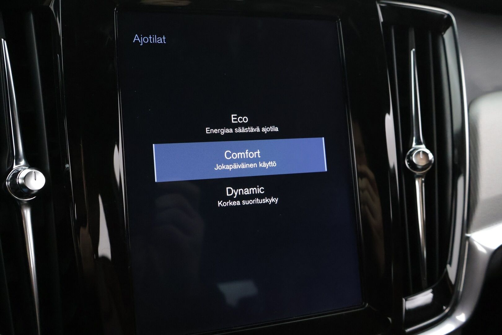 Volvo V90 2019 D4 AWD Business Inscription aut / Vetokoukku / Sähköpenkki Muistilla / Lämmitettävä Tuulilasi / P-Kamera - Todella Siisti! / Jakopää 07/25 / Hyvin Huollettu / SUPER Varusteet / Vetokoukku