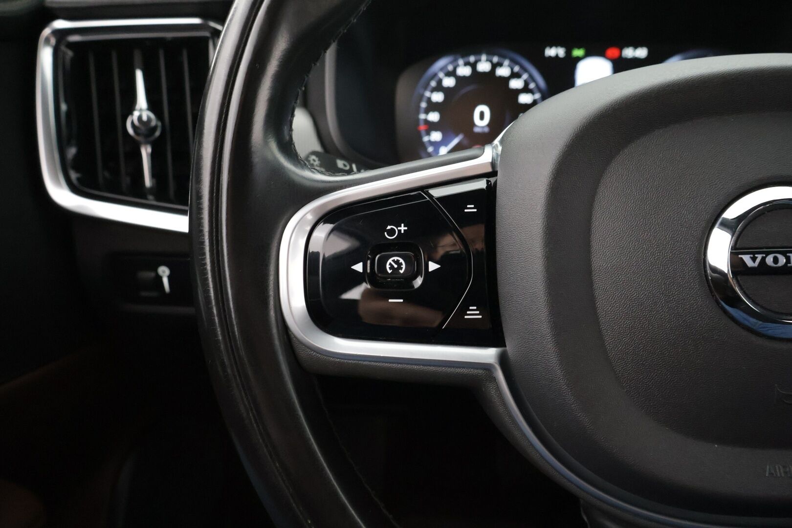 Volvo V90 2019 D4 AWD Business Inscription aut - Vetokoukku / Sähköpenkki Muistilla / Lämmitettävä Tuulilasi / P-Kamera / Jakopää 07/25!