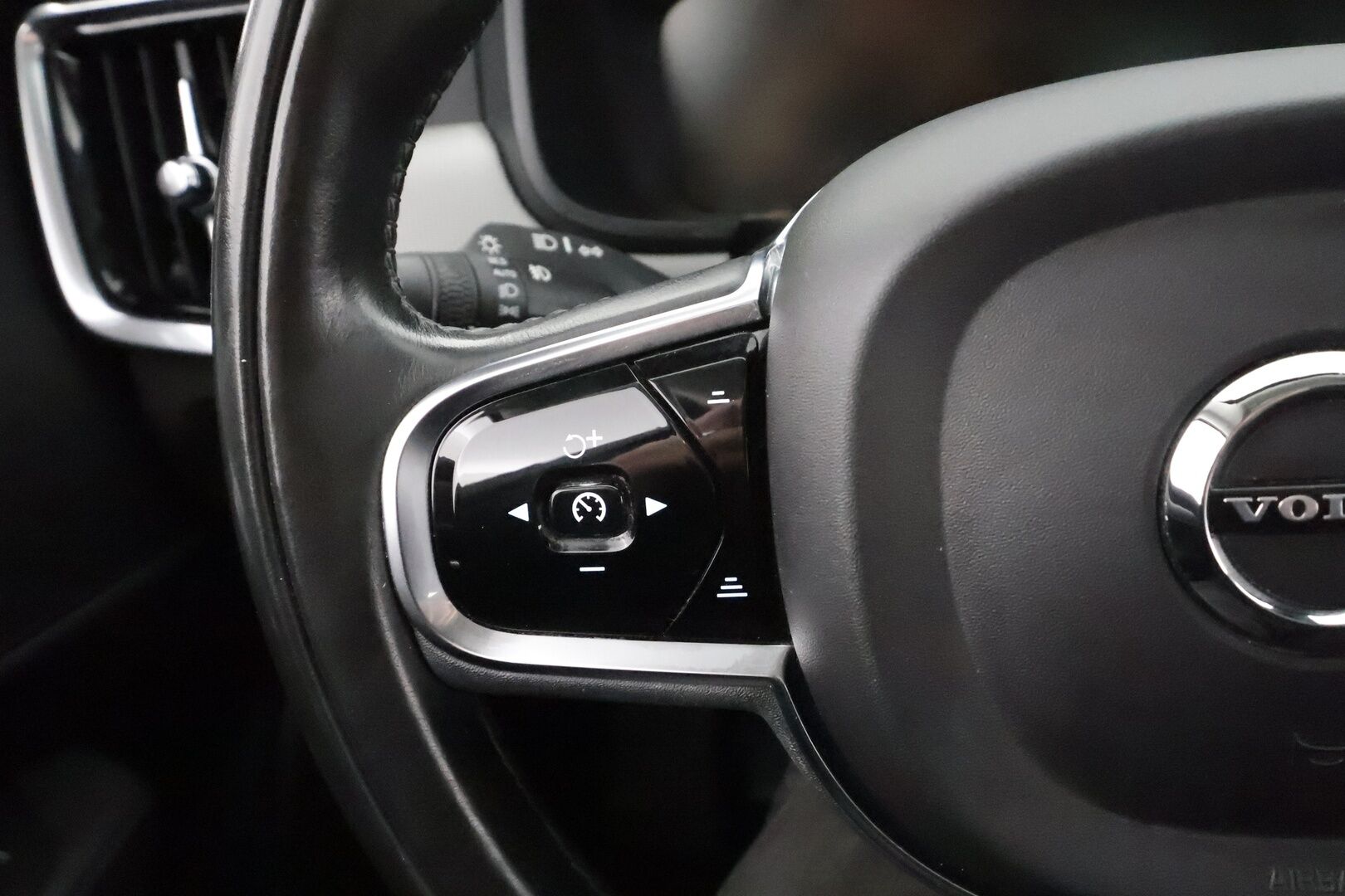 Volvo S90 2019 D5 AWD Business Inscription aut * Kattoluukku / Webasto / ACC / Full-LED / 360° / Sportnahat Muistilla / Navi * - Suomi-auto / Kahdet renkaat aluvanteilla / Merkkihuollot