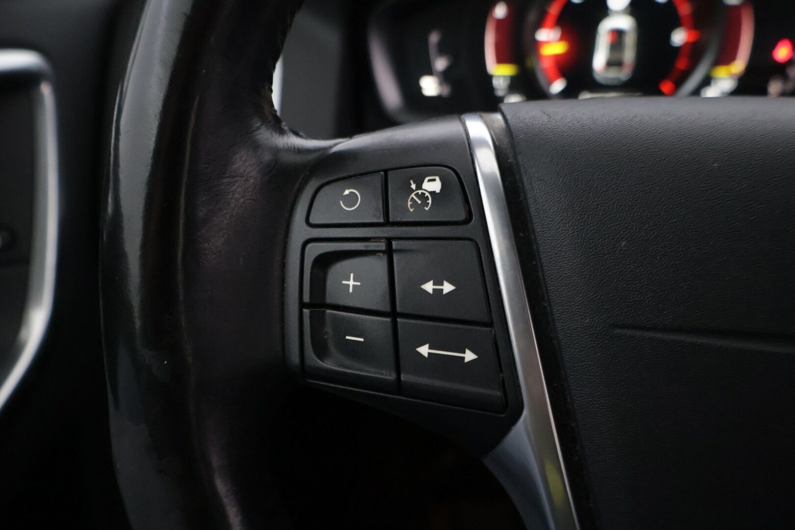 Volvo XC60 2017 D4 AWD Classic Momentum aut - ACC | Webasto | BLIS | Tutka | Ratinlämmitin | Hyvin huollettu | Jakohihna juuri vaihdettu! |