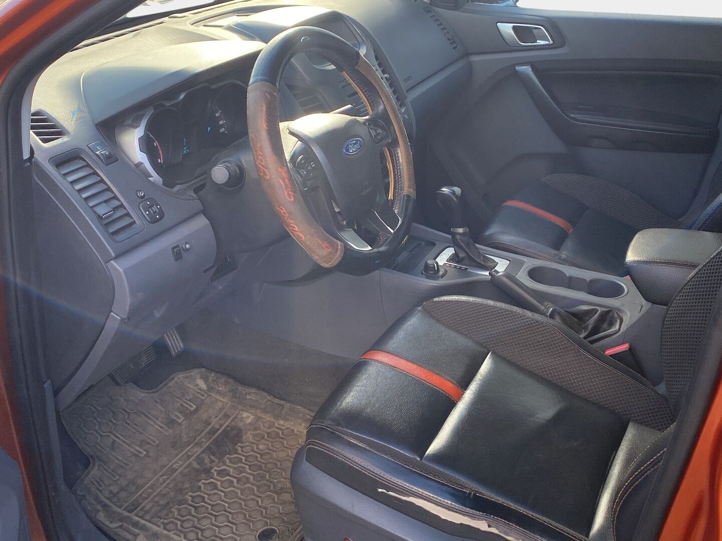 Ford Ranger 2015 Double Cab 3,2TDCi 200 hv Wildtrak A6 4x4 * Webasto / Vetokoukku / Peruutuskamera / Mountain Roll Top / Nahkasisusta / - 2x Renkaat aluvantein / Juuri tullut Tampereelle!