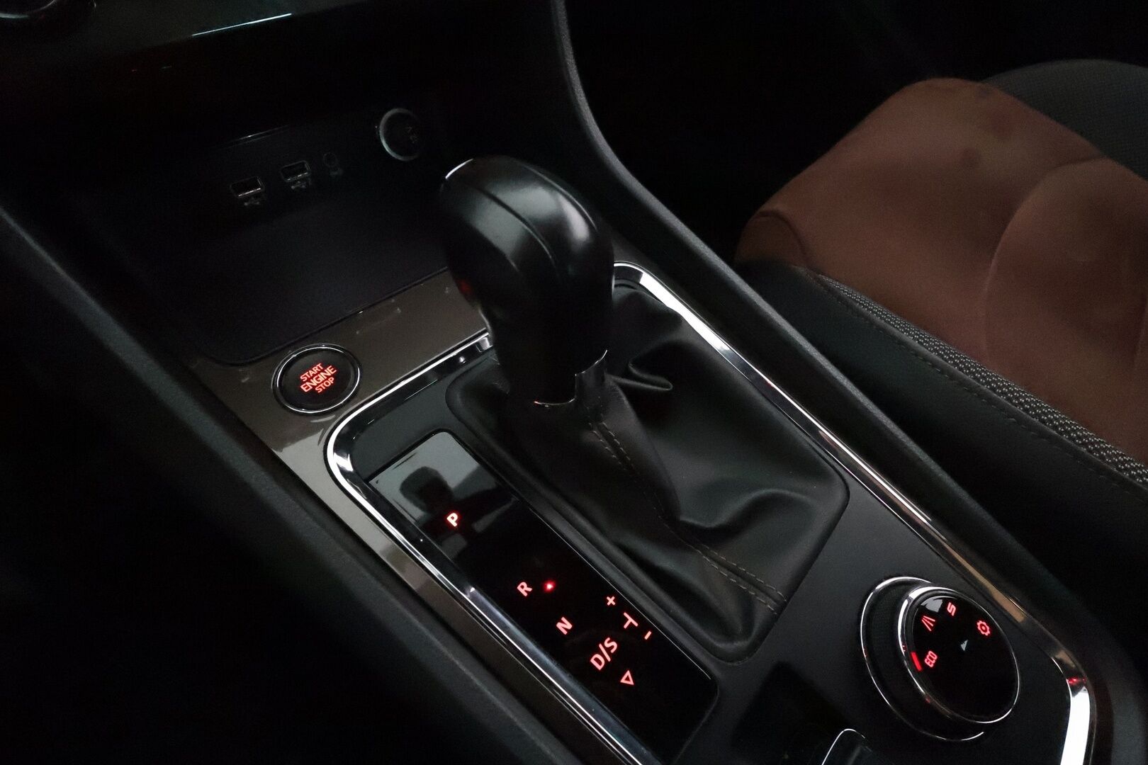 Seat Ateca 2019 1,5 TSI 150 EVO Xcellence DSG **Adapt.vakkari / P.kamera / LED / Koukku / Webasto / Navi / KeylessGo** - Suomi-auto / Kahdet renkaat aluvanteilla 