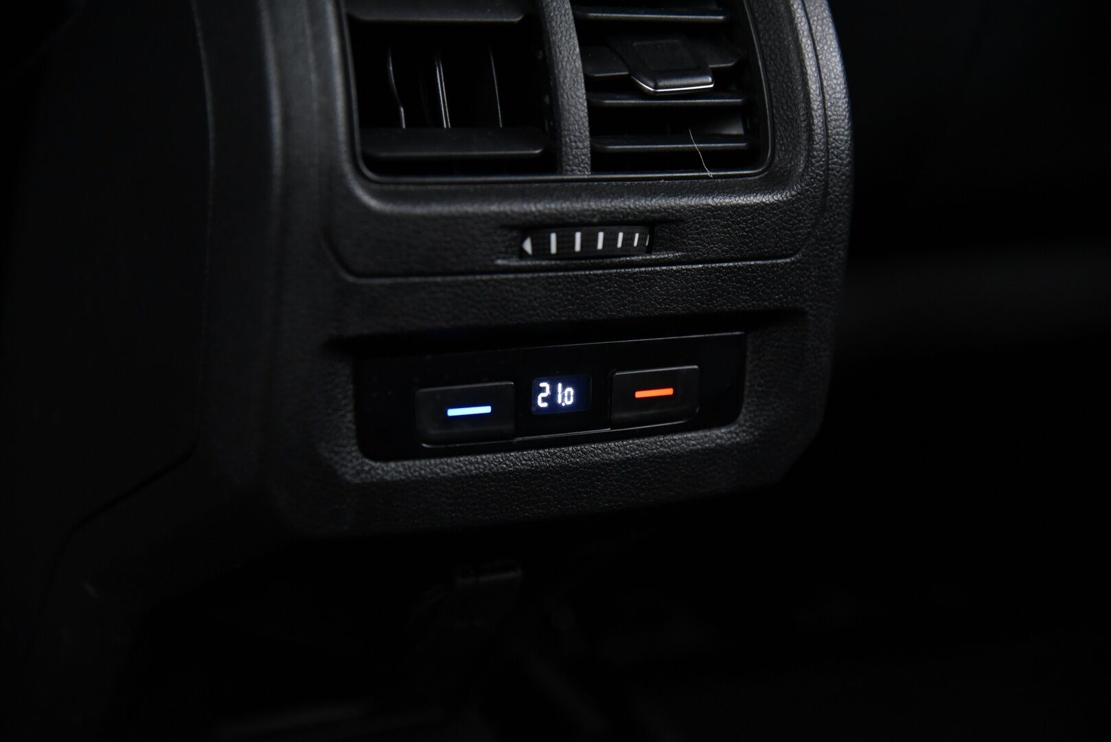 Volkswagen Touran 2019 Highline 1,6 TDI SCR 85 kW (115 hv) DSG-automaatti / ACC / LED / Lohkolämmitin / Tutkat / Koukku / 7P - Suomi-auto / Hihna vaihdettu 06/2025 