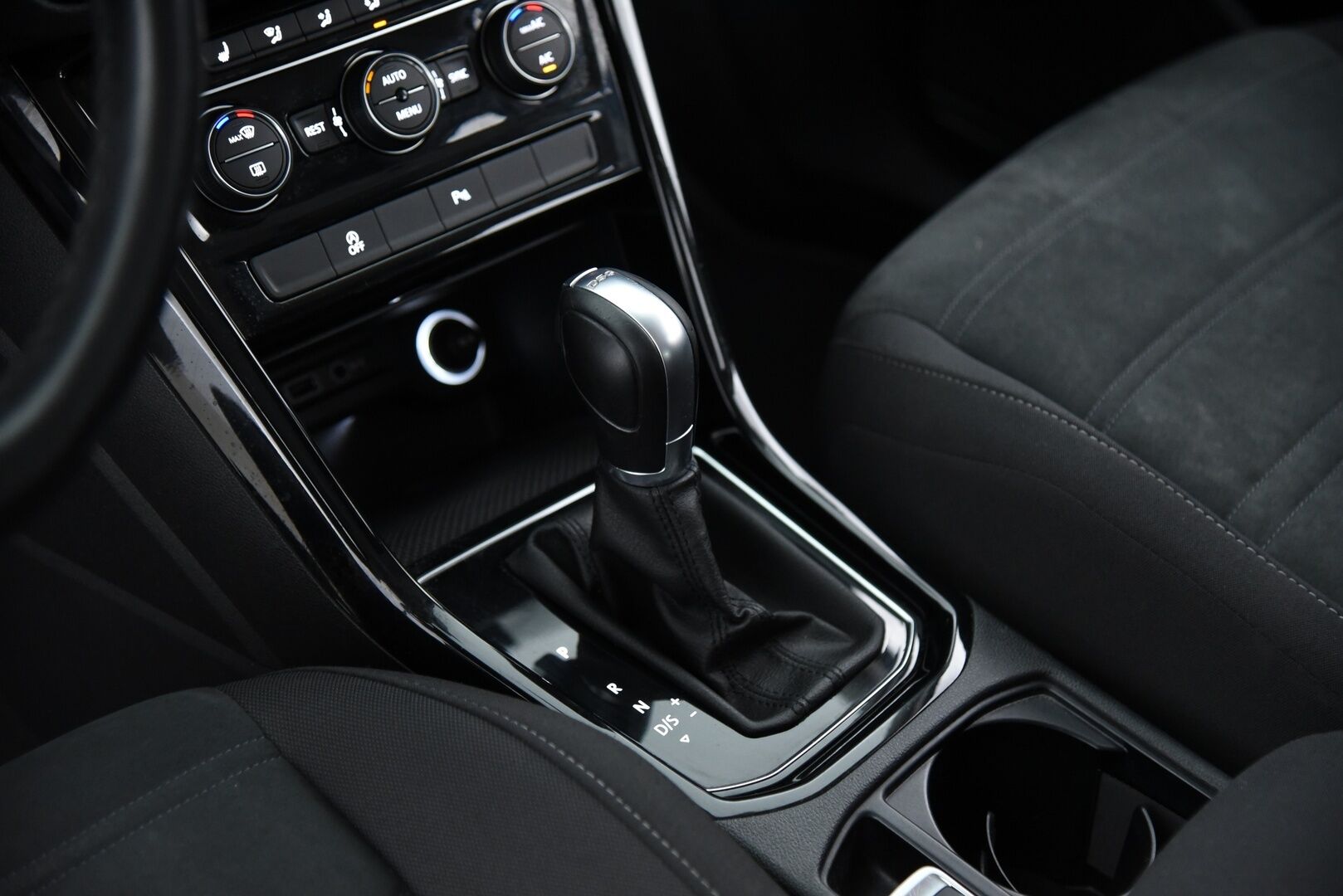 Volkswagen Touran 2019 Highline 1,6 TDI SCR 85 kW (115 hv) DSG-automaatti / ACC / LED / Lohkolämmitin / Tutkat / Koukku / 7P - Suomi-auto / Hihna vaihdettu 06/2025 