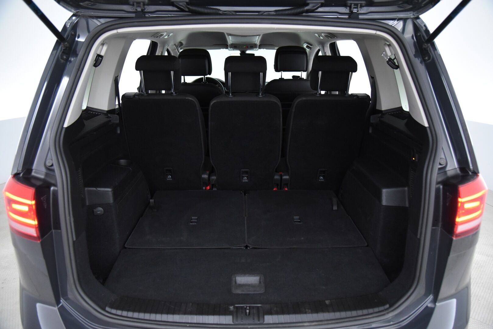 Volkswagen Touran 2019 Highline 1,6 TDI SCR 85 kW (115 hv) DSG-automaatti / ACC / LED / Lohkolämmitin / Tutkat / Koukku / 7P - Suomi-auto / Hihna vaihdettu 06/2025 