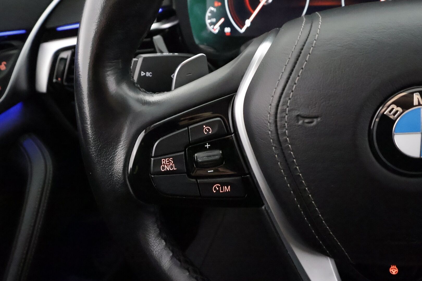 BMW 530 2019 G30 Sedan 530e A Charged Edition Sport - | Sporttipenkit | P.kamera | Ambient light | LED | Digimittaristo | Puolinahat | Navi | Lämm. ratti | Vakkari | 2x renkaat aluin | 