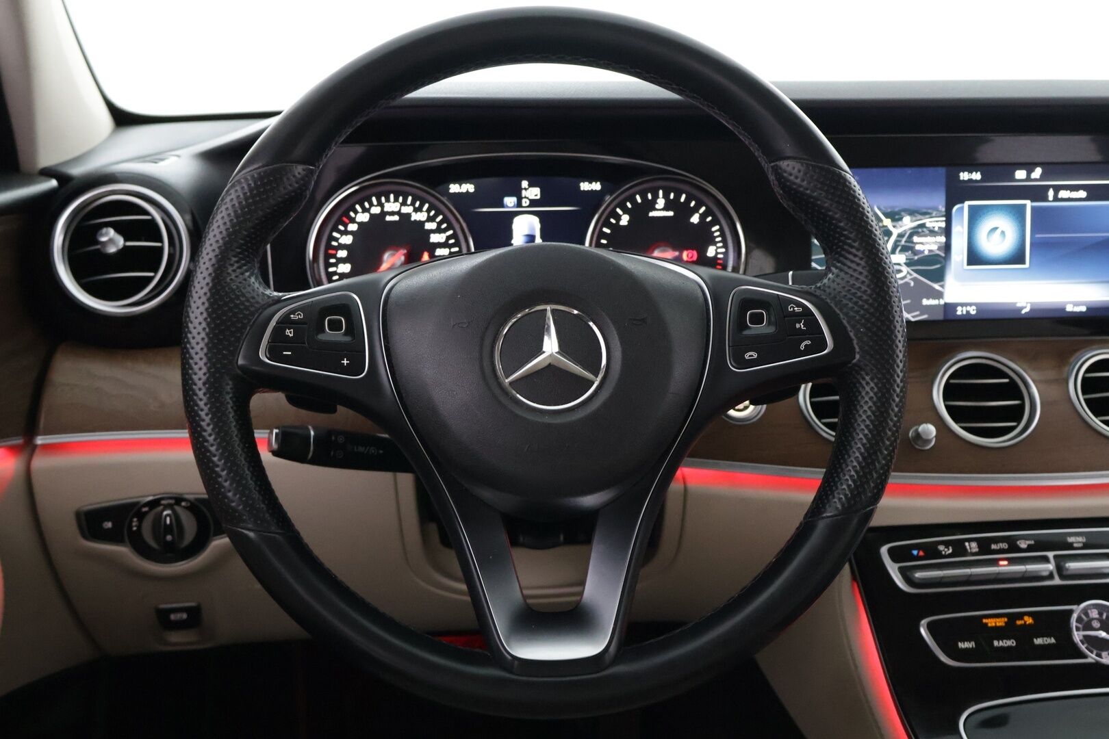 Mercedes-Benz E 2016 220 d - Navi | P-kamera | Koukku | Ambient | LED | Ambient | Webasto