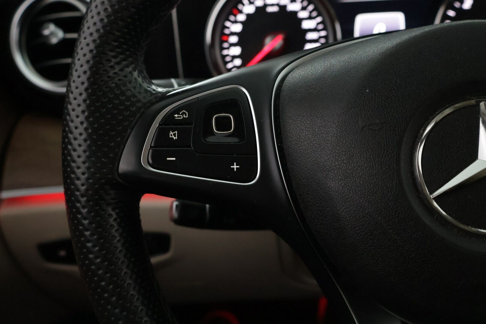 Mercedes-Benz E 2016 220 d - Navi | P-kamera | Koukku | Ambient | LED | Ambient | Webasto