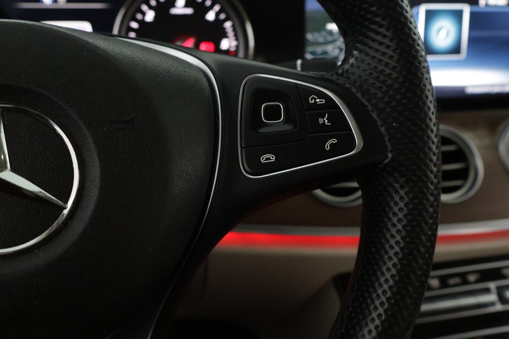 Mercedes-Benz E 2016 220 d - Navi | P-kamera | Koukku | Ambient | LED | Ambient | Webasto