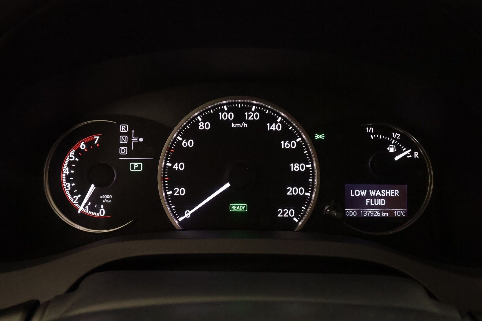 Lexus CT 2016 200h Hybrid A F Sport * Vakkari / P.kamera / Puolinahat / Navi / Auto.ilmastointi * - Kahdet renkaat aluvanteilla