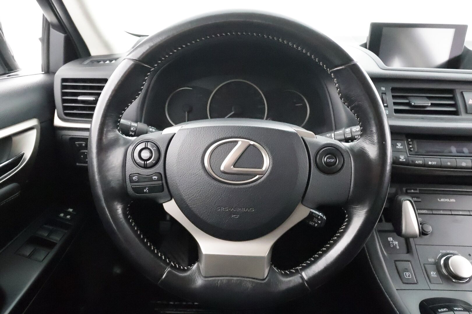 Lexus CT 2016 200h Hybrid A F Sport * Vakkari / P.kamera / Puolinahat / Navi / Auto.ilmastointi * - Kahdet renkaat aluvanteilla