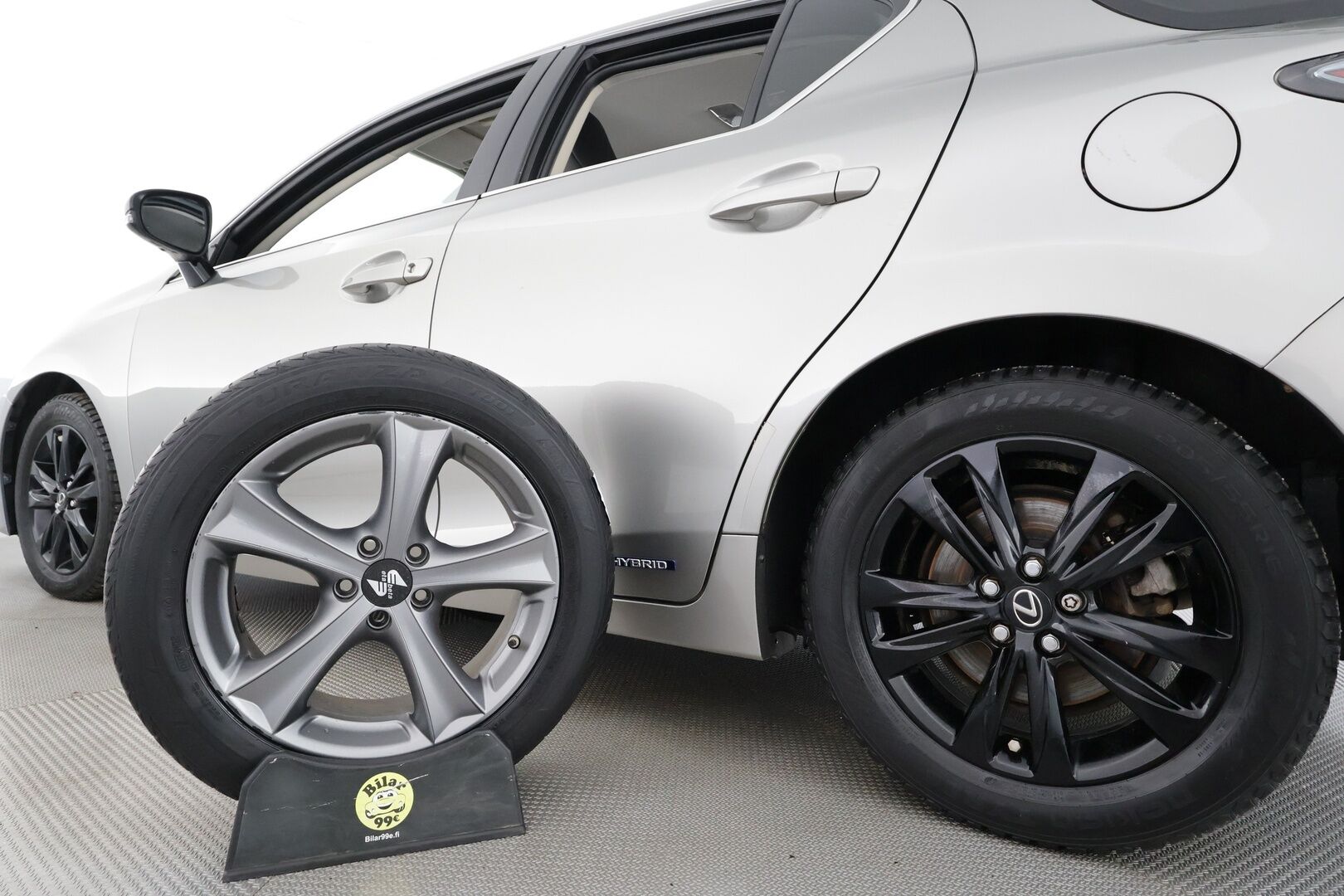 Lexus CT 2016 200h Hybrid A F Sport * Vakkari / P.kamera / Puolinahat / Navi / Auto.ilmastointi * - Kahdet renkaat aluvanteilla