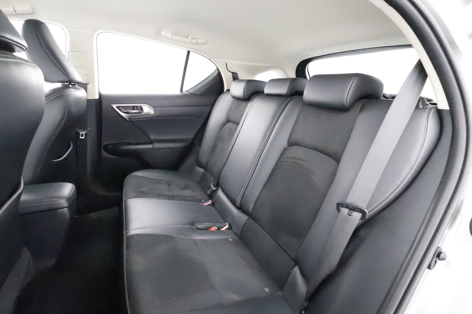 Lexus CT 2016 200h Hybrid A F Sport * Vakkari / P.kamera / Puolinahat / Navi / Auto.ilmastointi * - Kahdet renkaat aluvanteilla