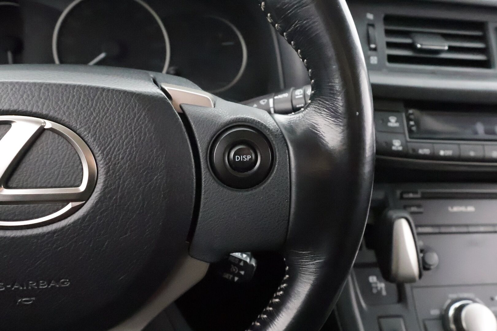 Lexus CT 2016 200h Hybrid A F Sport * Vakkari / P.kamera / Puolinahat / Navi / Auto.ilmastointi * - Kahdet renkaat aluvanteilla