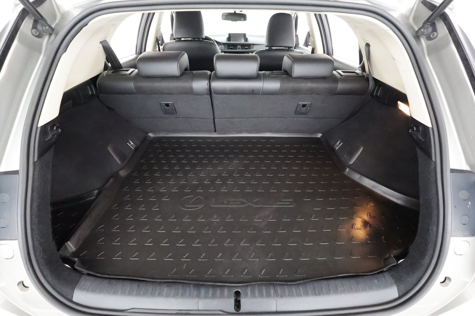 Lexus CT 2016 200h Hybrid A F Sport * Vakkari / P.kamera / Puolinahat / Navi / Auto.ilmastointi * - Kahdet renkaat aluvanteilla