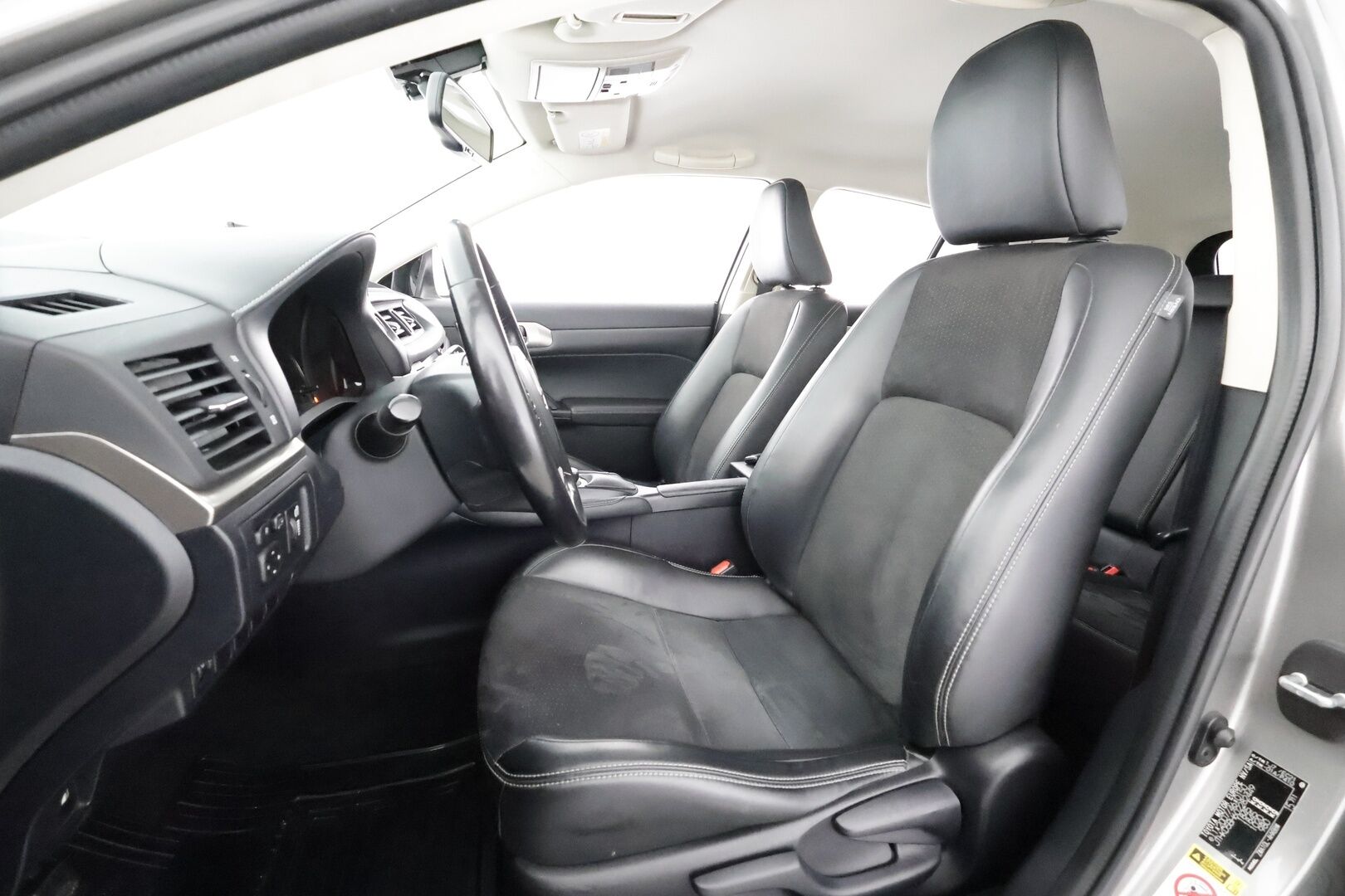 Lexus CT 2016 200h Hybrid A F Sport * Vakkari / P.kamera / Puolinahat / Navi / Auto.ilmastointi * - Kahdet renkaat aluvanteilla