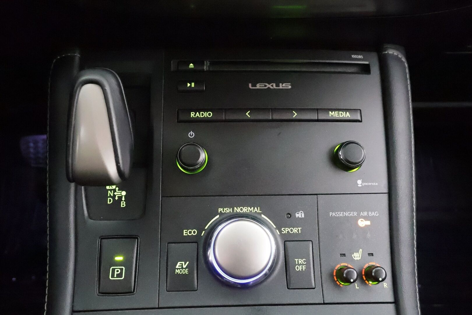 Lexus CT 2016 200h Hybrid A F Sport * Vakkari / P.kamera / Puolinahat / Navi / Auto.ilmastointi * - Kahdet renkaat aluvanteilla