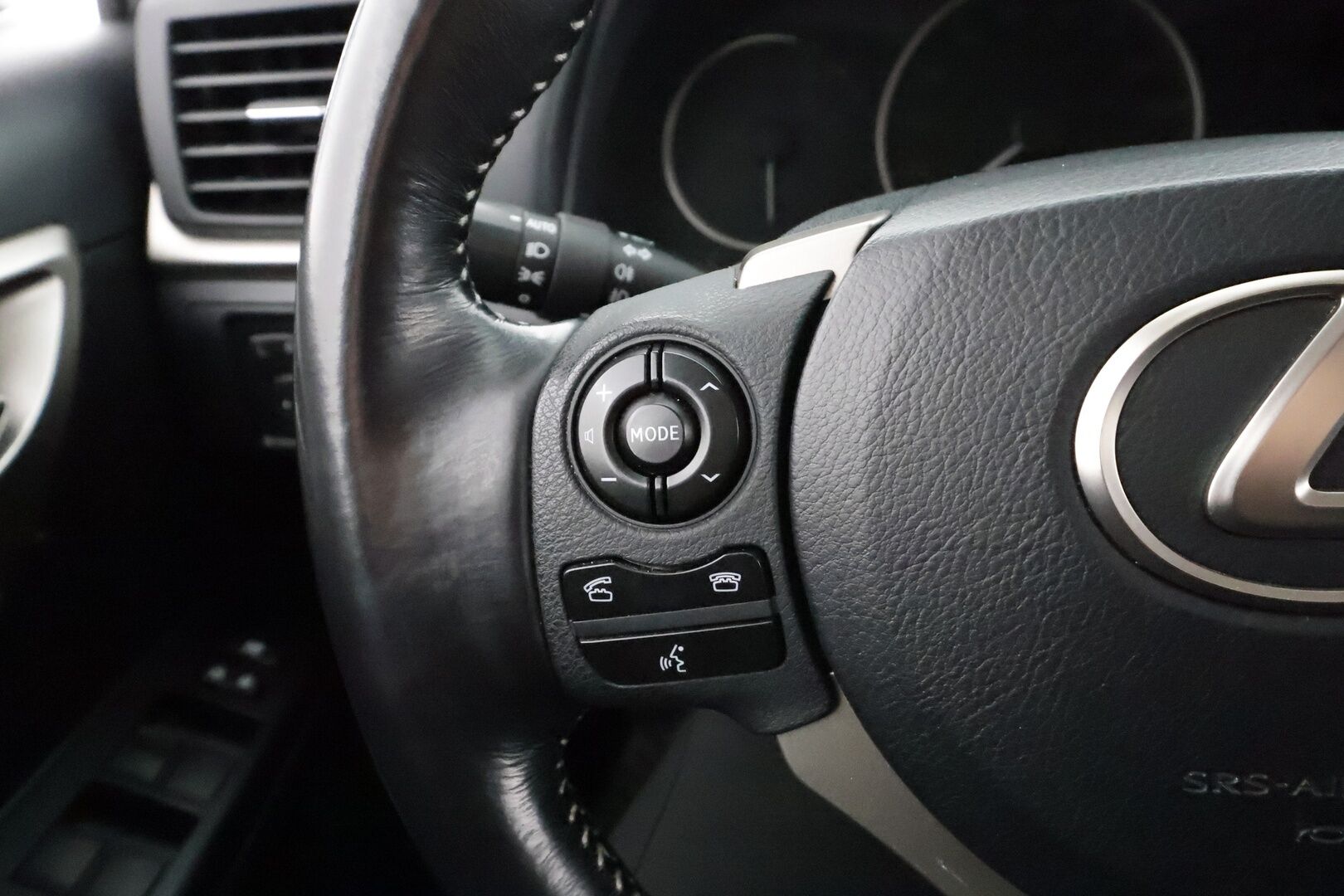 Lexus CT 2016 200h Hybrid A F Sport * Vakkari / P.kamera / Puolinahat / Navi / Auto.ilmastointi * - Kahdet renkaat aluvanteilla