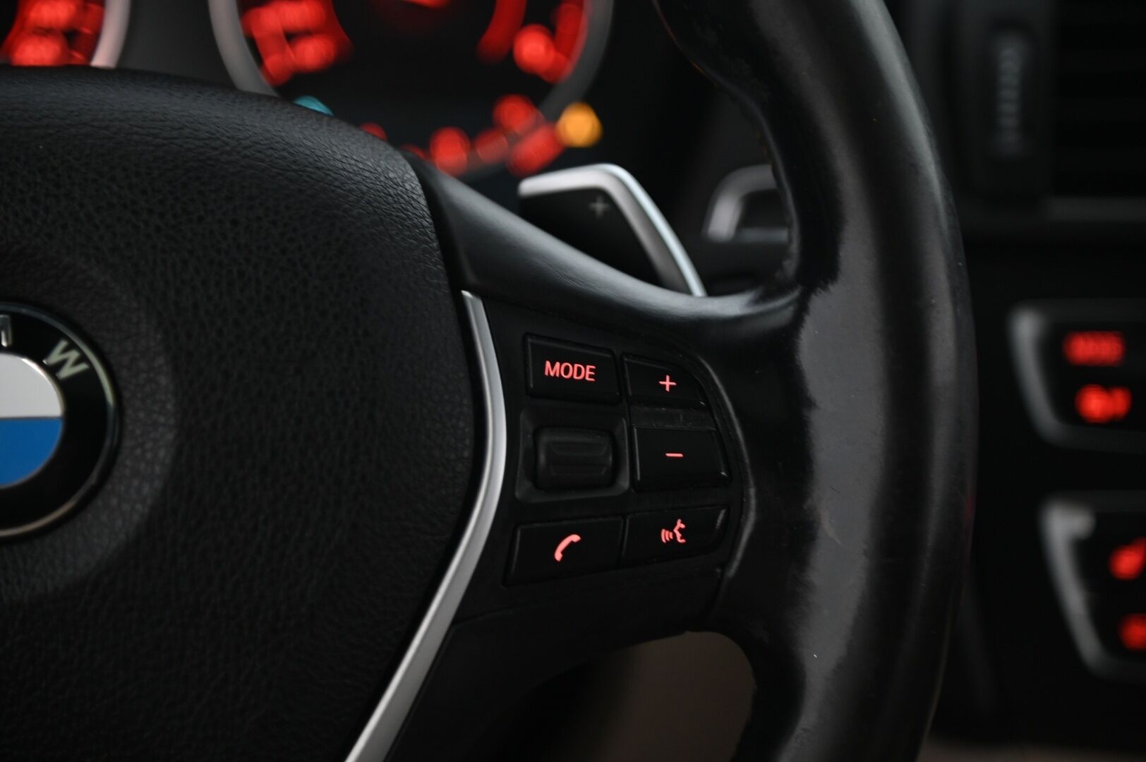 BMW 125 2014 125d M-Sport *Sporttinahat / H&K / Kattoluukku / Proffa Navi / Webasto / Tutkat* - Juuri Leimattu / 2x renkaat ja vanteet / Näyttävä