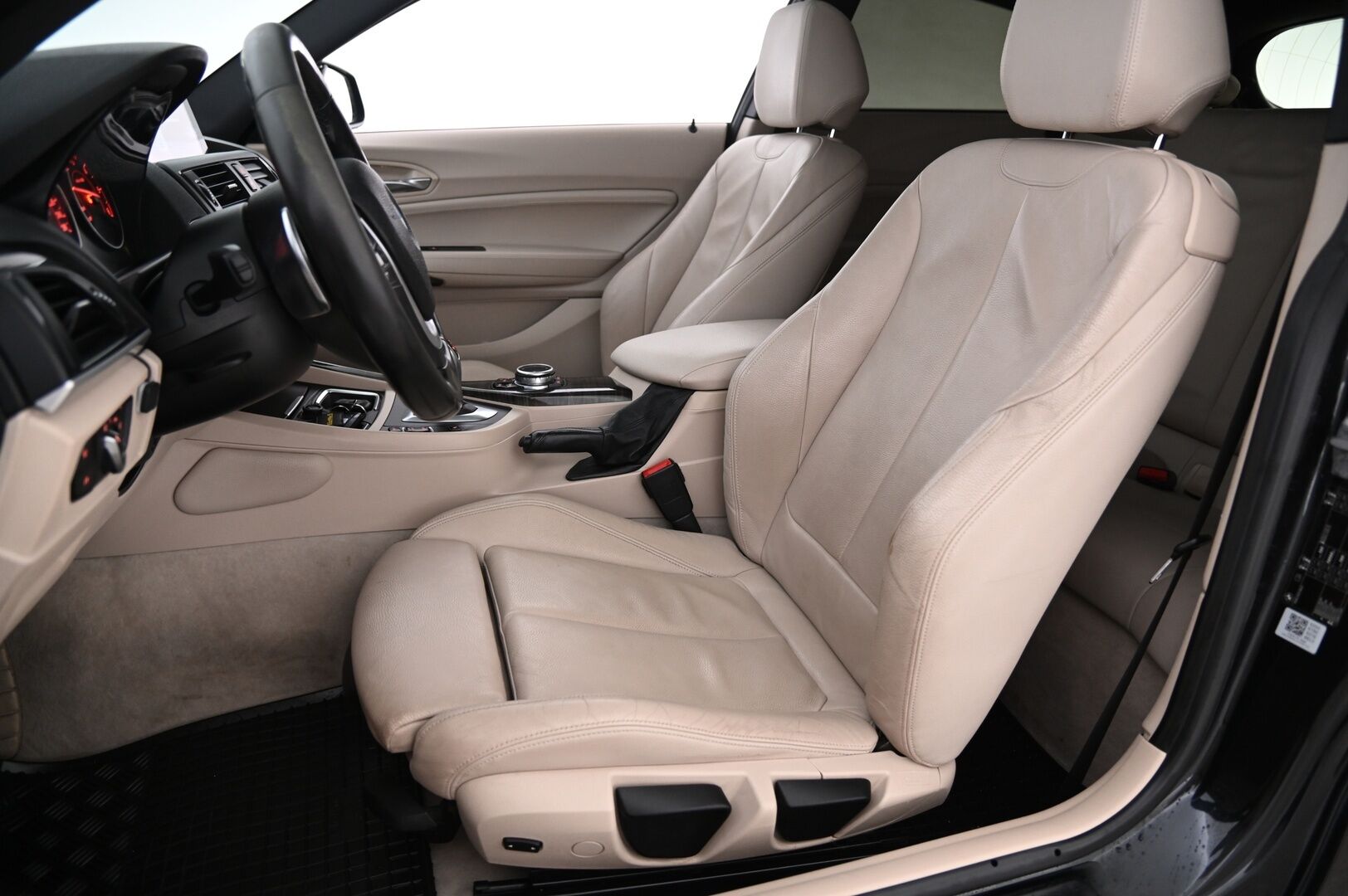 BMW 125 2014 125d M-Sport *Sporttinahat / H&K / Kattoluukku / Proffa Navi / Webasto / Tutkat* - Juuri Leimattu / 2x renkaat ja vanteet / Näyttävä