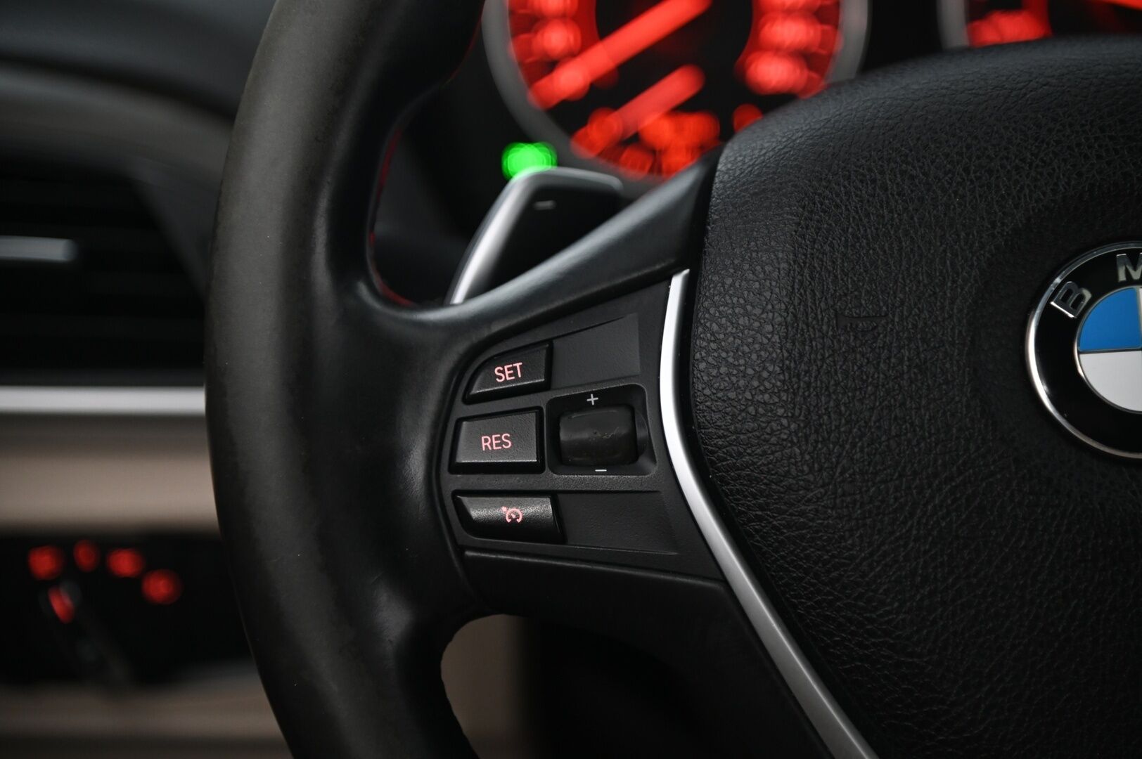 BMW 125 2014 125d M-Sport *Sporttinahat / H&K / Kattoluukku / Proffa Navi / Webasto / Tutkat* - Juuri Leimattu / 2x renkaat ja vanteet / Näyttävä